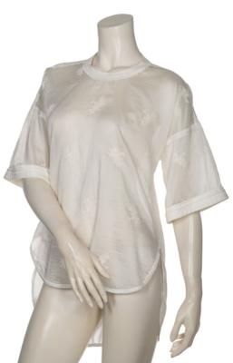 Zarte Transparenz: Das bestickte Shirt von Beate Heymann