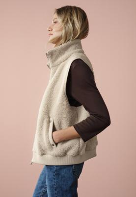 Short Teddy Vest w. Knit Detai