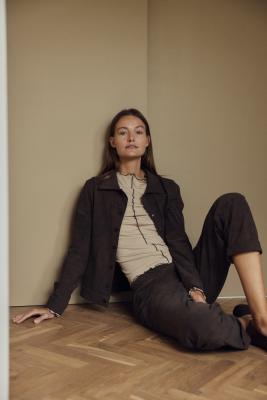 Das Janette Top vereint klassischen Komfort mit verspielten Details