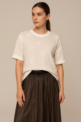 Zarte Transparenz: Das bestickte Shirt von Beate Heymann