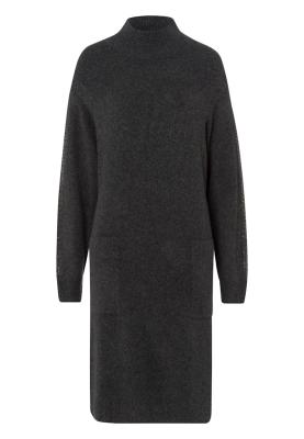 Strickkleid mit Stehkragen – Minimalismus trifft cozy Chic