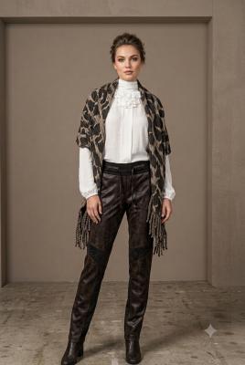 Scarf fringe | Avantgardistischer Accessoire-Luxus: Schal „Scarf fringe“ von Beate Heymann