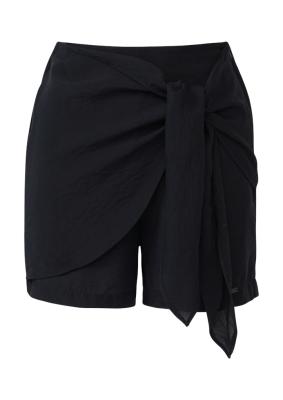 Short in leicht glänzender Optik