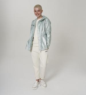 Jacke mit angeschnittener Kapuze