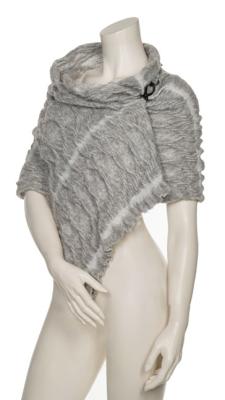 Entdecke den einzigartigen Poncho aus der Beate Heymann Street Couture Kollektion