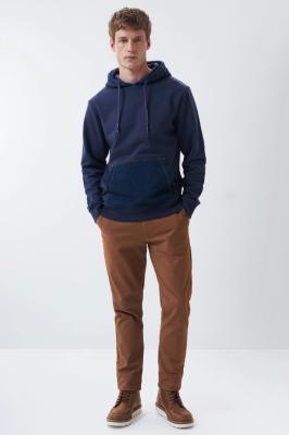 Flauschiger Kapuzenpullover mit Denim-Besatz