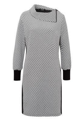 Strickkleid in bequemer Passform mit angeschnittenem Stehkragen