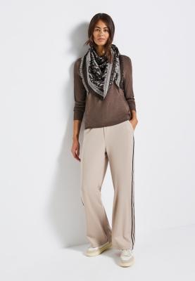 Light Jacquard Triangle Scarf