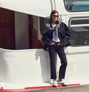 LAURA | Flared Fit, Flared Leg, ausgestelltes Bein, mittlere Leibhöhe mit bequemer Taille